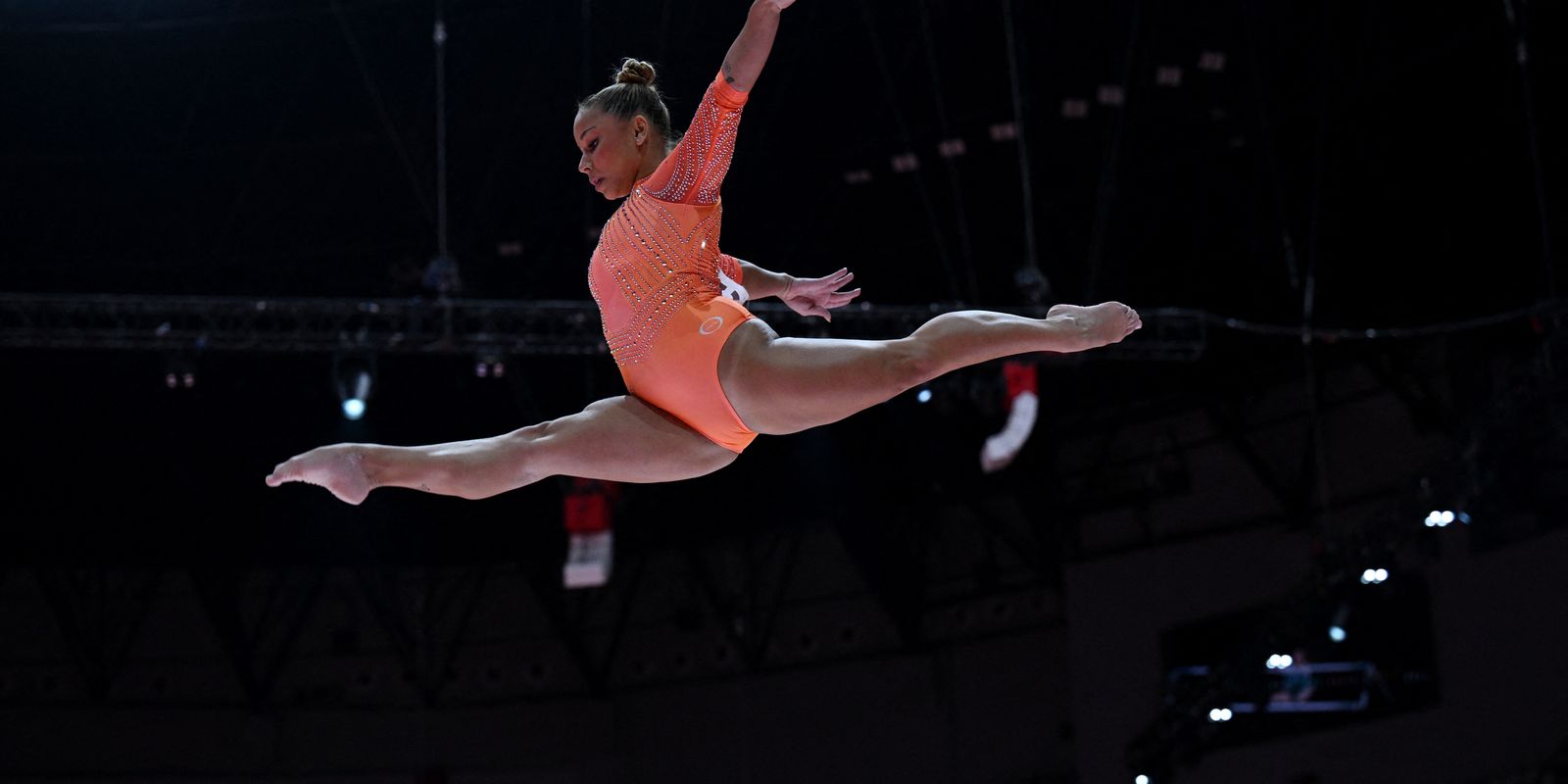 flavia_saraiva_finalista_trave_mundial_gin_2025.jpg