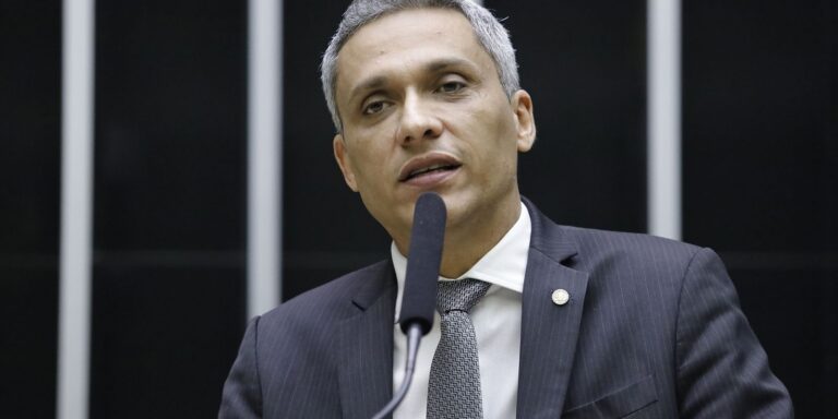 Moraes suspende ação penal contra deputado Gustavo Gayer
