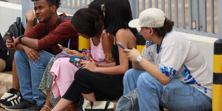 Pesquisa indica mulheres jovens mais progressistas que homens