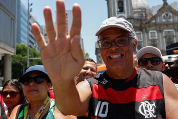 Rio de Janeiro (RJ), 30/11/2025 – Hélio Marcos Ferreira Chaves, torcedore do Flamengo, comemora título da Copa Libertadores, no centro da cidade. Foto: Fernando Frazão/Agência Brasil