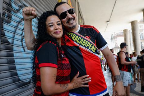 Rio de Janeiro (RJ), 30/11/2025 –Valéria Nunes Domingos e Eduardo Ferreira Henrique, torcedores do Flamengo, comemoram título da Copa Libertadores, no centro da cidade. Foto: Fernando Frazão/Agência Brasil