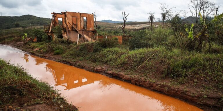 Doce Amargo faz reportagem em quadrinhos sobre desastre em Mariana