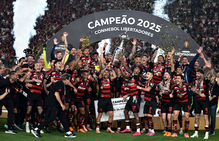 Soccer Football - Copa Libertadores - Final - Palmeiras v Flamengo - Estadio Monumental, Lima, Peru - November 29, 2025 Flamengo players celebrate with the trophy after winning the Copa Libertadores REUTERS/Sebastian Castaneda     TPX IMAGES OF THE DAY