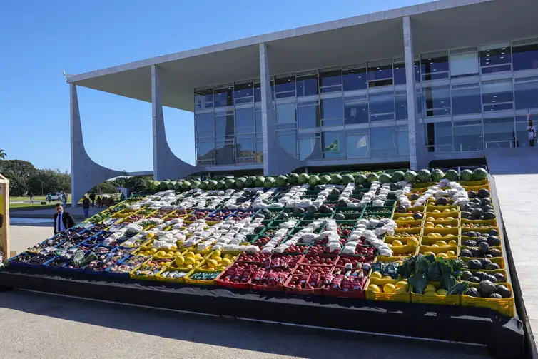 Brasília (DF) 30/06/2025 O presidente Luiz Inácio Lula da Silva, acompanhado dos ministros do Desenvolvimento, Indústria, Comércio e Serviços, Geraldo Alckmin, da Fazenda, Fernando Haddad e da Agricultura Familiar, Paulo Teixeira,  participa da cerimônia de lançamento do Plano Safra da Agricultura Familiar 2025/2026 Foto: Fabio Rodrigues-Pozzebom/ Agência Brasil