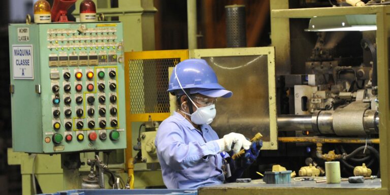 Produção industrial recua 0,4% em setembro, mostra IBGE