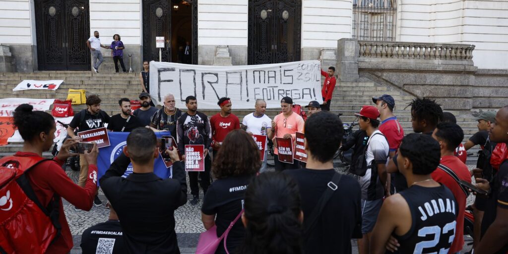 Entregadores protestam contra modalidade nova de trabalho do iFood