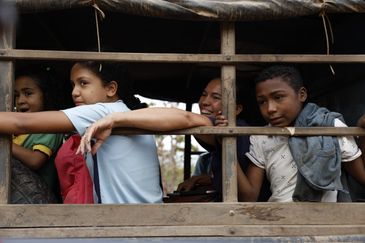 Balsas (MA), 09/10/2025 – A professora Maria de Lourdes Lopes em transporte com alunos na comunidade do Brejão, nos Gerais de Balsas. Foto: Fernando Frazão/Agência Brasil