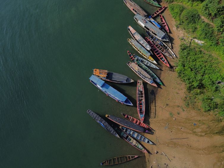 Imperatriz (MA), 13/10/2025 – Vista de barcos de pescadores nas águas do Rio Tocantins. Foto: Fernando Frazão/Agência Brasil