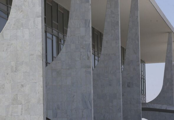 Governo sanciona proibição do uso de linguagem neutra em órgão público