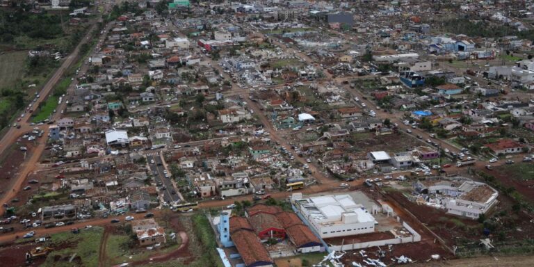 Paraná decreta calamidade pública após tornado destruir cidade