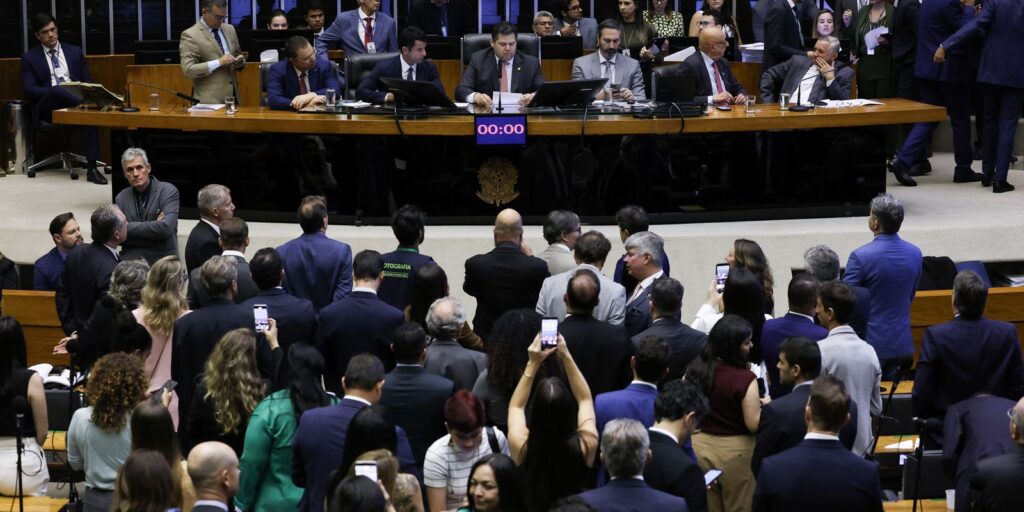 Câmara retoma trabalhos após retirada à força de Braga