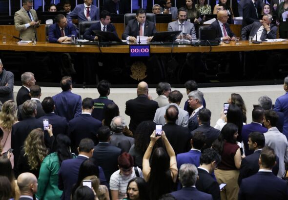 Câmara retoma trabalhos após retirada à força de Braga