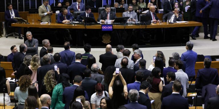 Câmara retoma trabalhos após retirada à força de Braga