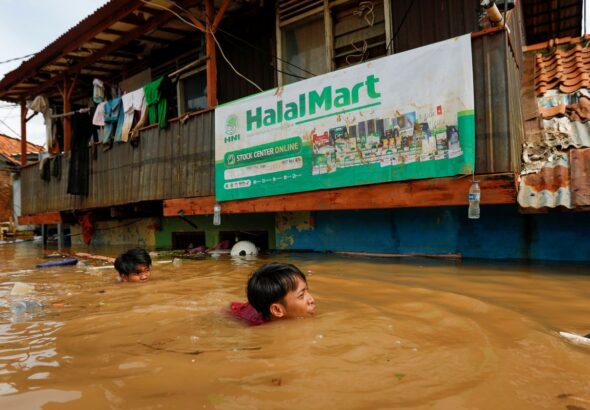 Mortes por enchentes na Ilha de Sumatra ultrapassam 900