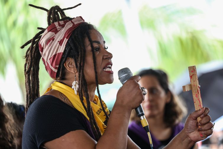 Brasília (DF), 07/12/2025 - Renata Parreira durante ato do Levante Mulheres Vivas, na área central de Brasília, para denunciar o feminicídio e todas as formas de violência contra mulheres. Foto: Marcelo Camargo/Agência Brasil
