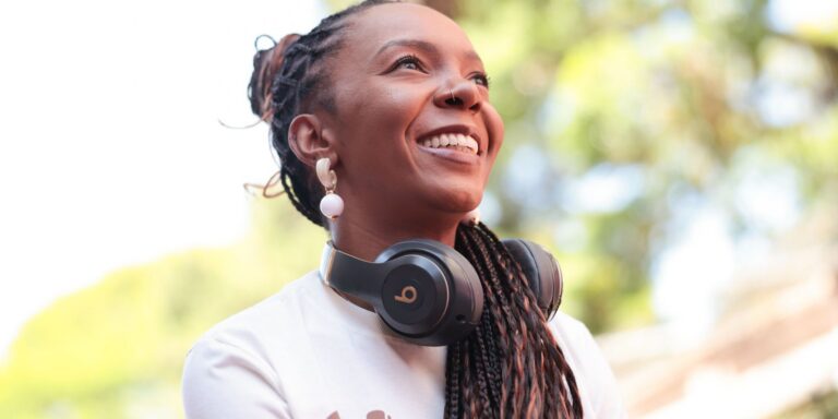 Ativista que quer “calçar o mundo” já distribuiu 60 mil chinelos