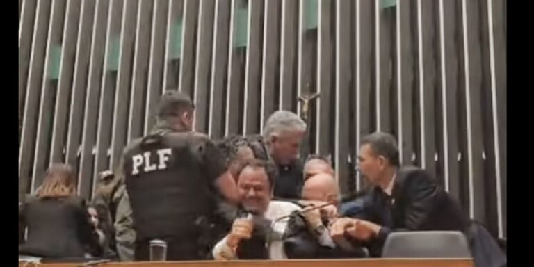 Glauber Braga é retirado à força após ocupar mesa da Câmara