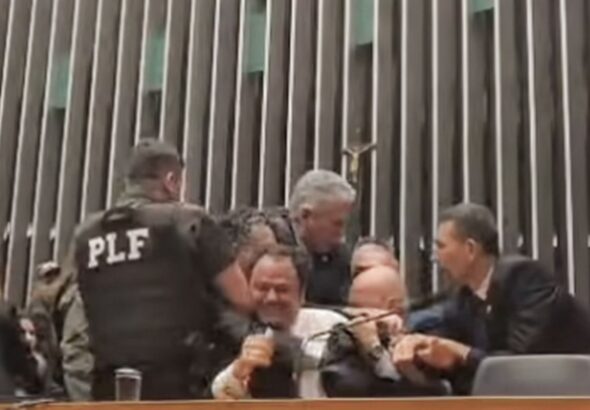 Entidades condenam retirada da imprensa na Câmara