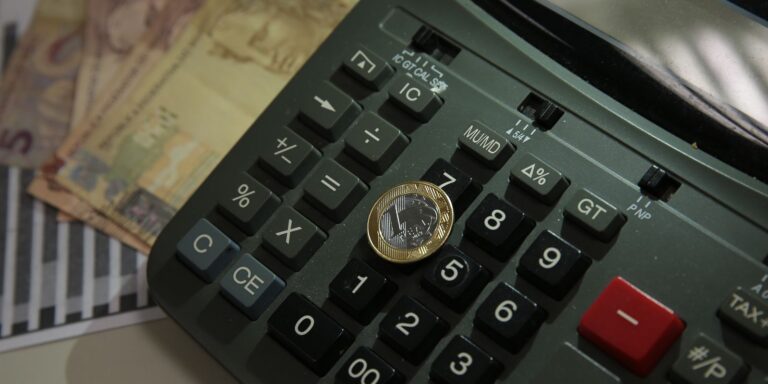 Sob efeito do juro alto, economia recua 0,3% em outubro