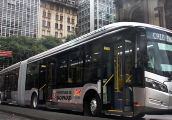 Sem receber 13º salário, motoristas de ônibus de SP entram em greve