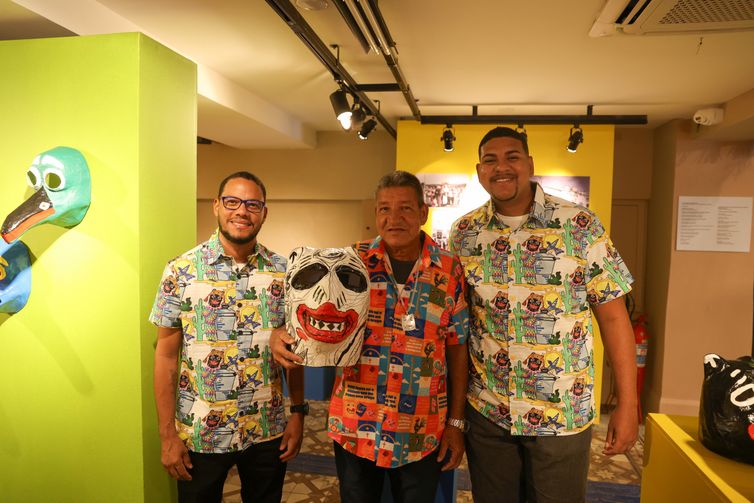 Rio de Janeiro (RJ), 11/12/2025 – Os artistas Anderson Ezequiel Leite, João Dias Vilela Filho e seu filho Mateus Dias Vilela na exposiçãoEntre máscaras e gigantes: Os Juliões do carnaval de Olinda no Centro Nacional de Folclore e Cultura Popular na zona sul do Rio de Janeiro. Foto: Tomaz Silva/Agência Brasil