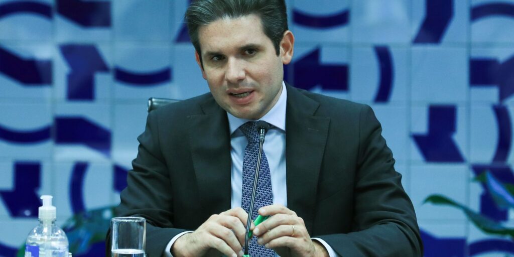 Motta alega questão de segurança para expulsar jornalistas de plenário