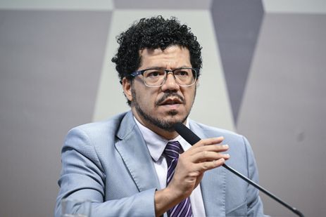 Comissão de Constituição, Justiça e Cidadania (CCJ) promove audiência pública interativa destinada a instruir o Projeto de Lei 5.582/2025, que estabelece o marco legal do combate ao crime organizado, definindo novas regras penais e processuais para enfrentar estruturas criminosas complexas, e atualiza dispositivos do Código Penal, da Lei de Execução Penal e de normas especiais que tratam de organizações criminosas.

À mesa, em pronunciamento, secretário nacional de Assuntos Legislativos do Ministério da Justiça e Segurança Pública, Marivaldo de Castro Pereira.

Foto: Edilson Rodrigues/Agência Senado