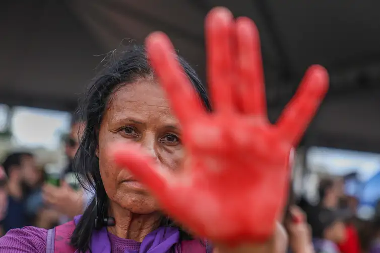 Brasília (DF), 07/12/2025 - O Levante Mulheres Vivas realiza ato na área central de Brasília para denunciar o feminicídio e todas as formas de violência contra mulheres.
 Foto: Marcelo Camargo/Agência Brasil