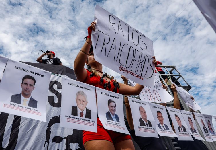 Rio de Janeiro (RJ), 14/12/2025 - Manifestantes fazem ato na orla de Copacabana contra PL da Dosimetria e outros temas em votação no congresso nacional. Foto: Tânia Rego/Agência Brasil
