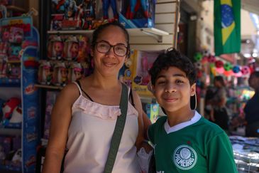 Rio de Janeiro (RJ), 23/12/2025 – A mãe e o filho, Simone Reis Rodrigues e Benjamin Reis Rodrigues fazem compras na antevéspera de Natal na Saara, na região central do Rio de Janeiro. Foto: Tomaz Silva/Agência Brasil