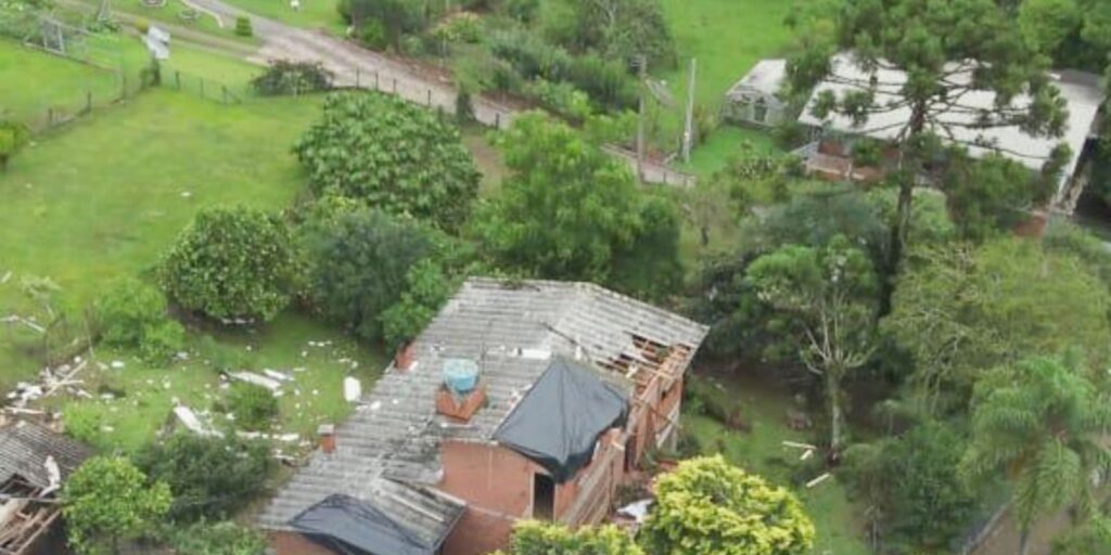 Tornado destelha escola e residências no Rio Grande do Sul