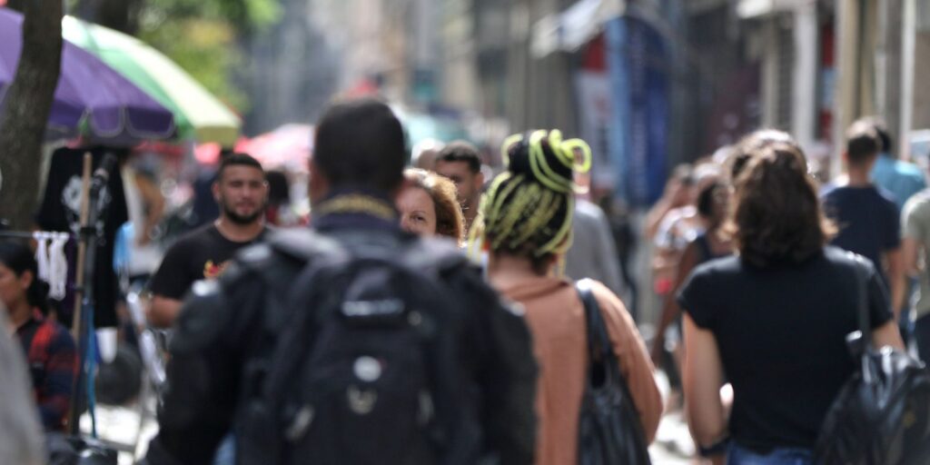 Diretores e gerentes negros ganham 34% menos que brancos, revela IBGE