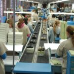 Faturamento da indústria sobe, mas emprego cai pelo terceiro mês