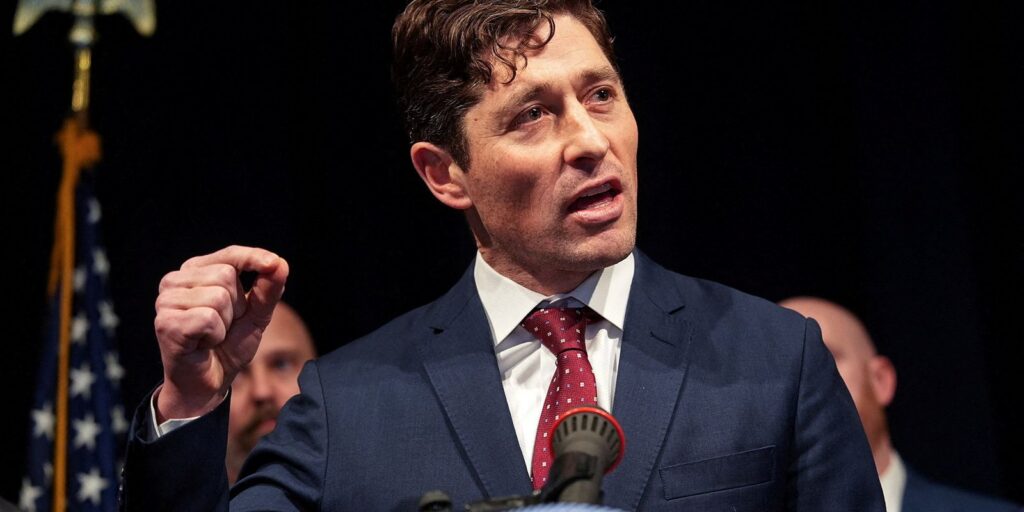 Prefeito de Minneapolis anuncia saída de agentes do ICE da cidade