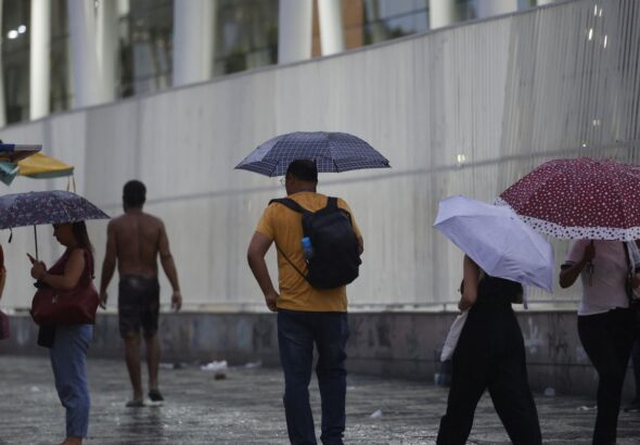 País com maioria das regiões em alerta de chuvas intensas nesta quarta