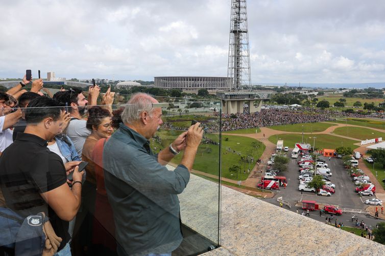 Brasília (DF) 25/01/2025 Pessoas nos hoteis próximos e na Torre de Tv, aguardam para assistir a implosão do Torre Palace, o primeiro hotel de luxo de Brasília. Foto: Fabio Rodrigues-Pozzebom/ Agência Brasil
