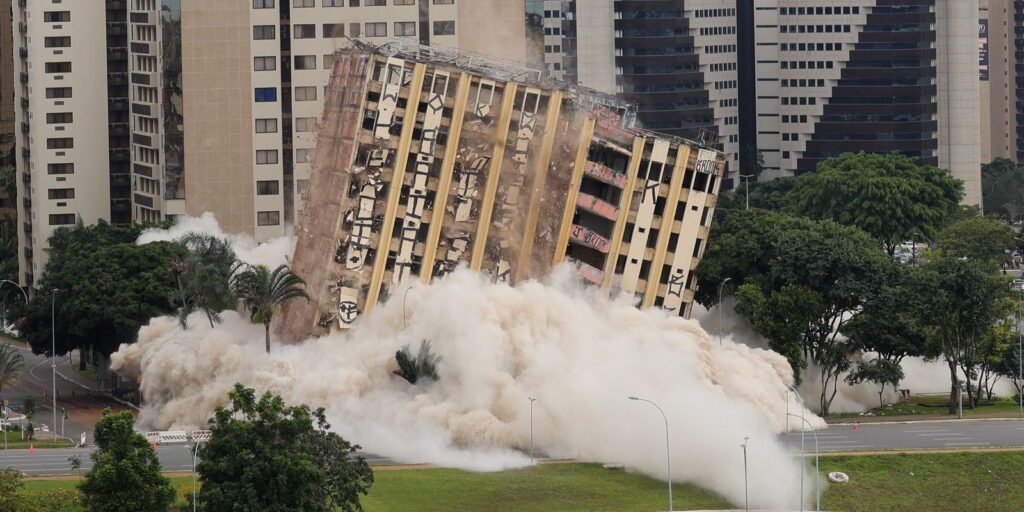 Antigo hotel de luxo, Torre Palace é implodido no centro de Brasília