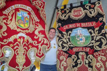 Brasília (DF), 15/02/2026 - Organizador do bloco, Sérgio Brasiel fala com Agência Brasil durante carnaval de rua, bloco Galinho.
Foto: Joédson Alves/Agência Brasil