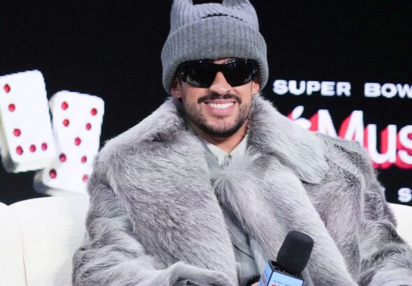 Bad Bunny, vencedor do Grammy e crítico de Trump, canta no Super Bowl