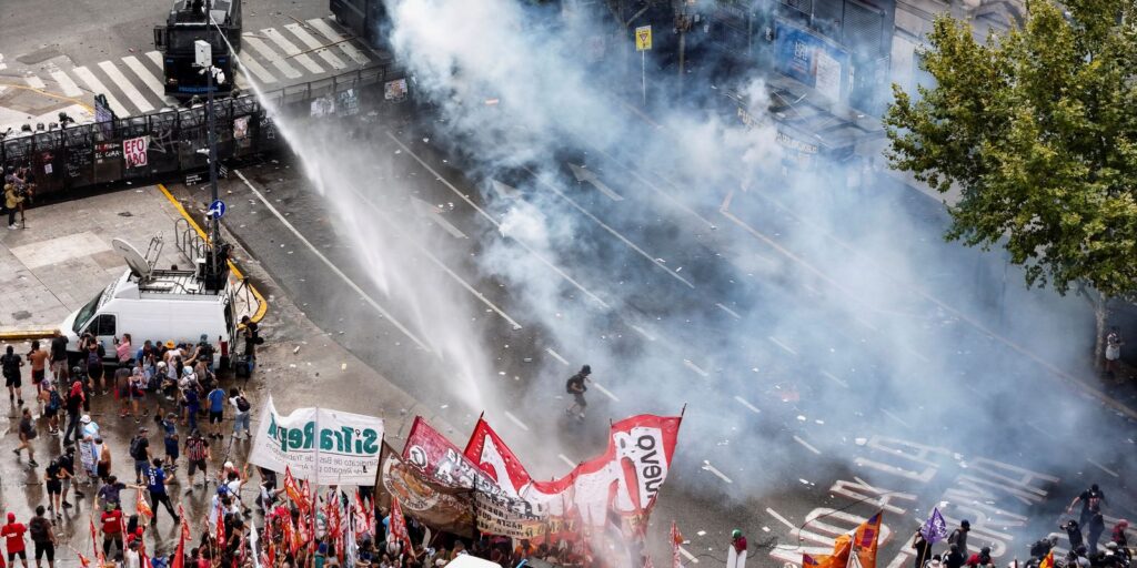 Argentina: reforma de Milei permite jornada de 12 horas e limita greve