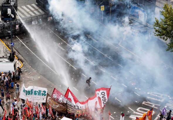 Argentina: reforma de Milei permite jornada de 12 horas e limita greve