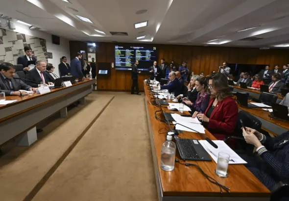 Senadores cobram CVM por suposta omissão no caso do Banco Master