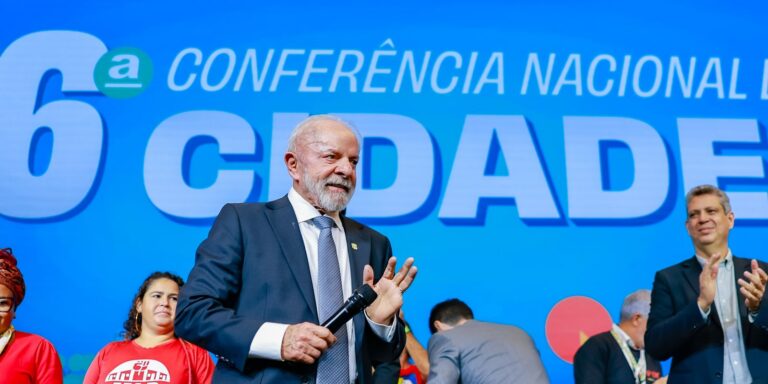 Lula critica Zema por não usar R$ 3,5 bi em obras de prevenção à chuva