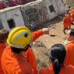 Capotamento de ônibus que levava romeiros deixa 15 mortos em Alagoas