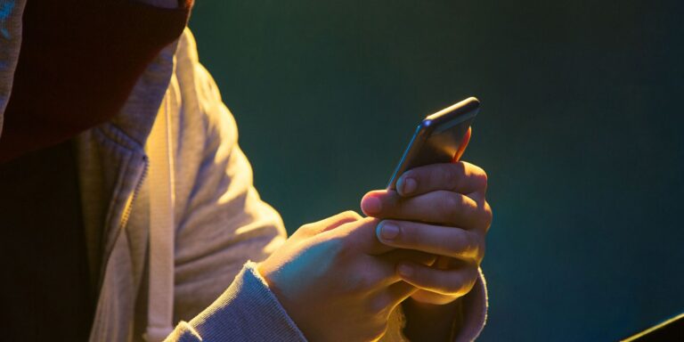 Levantamento identifica 173 vítimas de deepfakes sexuais em escolas