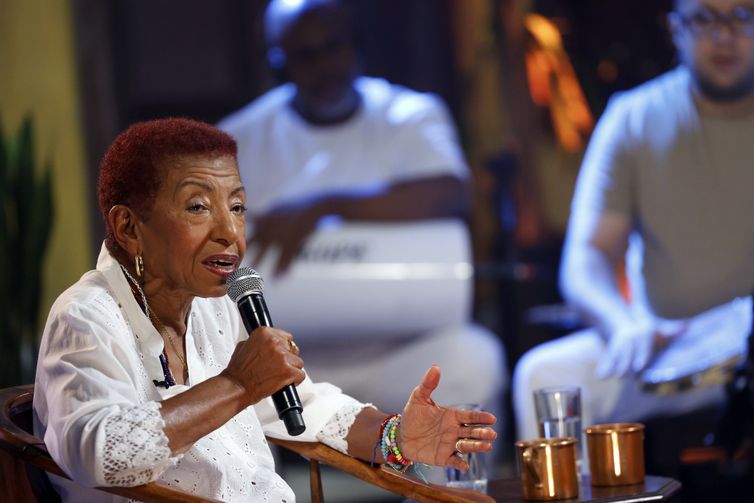 Rio de Janeiro (RJ)24/09/2024 – A cantora Leci Brandão participa do programa Samba na Gamboa, da TV Brasil, apresentado por Teresa Cristina. Foto: Fernando Frazão/Agência Brasil