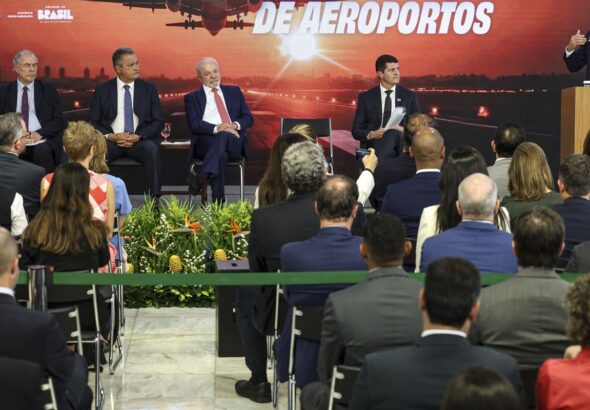 Ministro celebra anúncio de R$ 5,7 bi para ampliar aeroportos no país