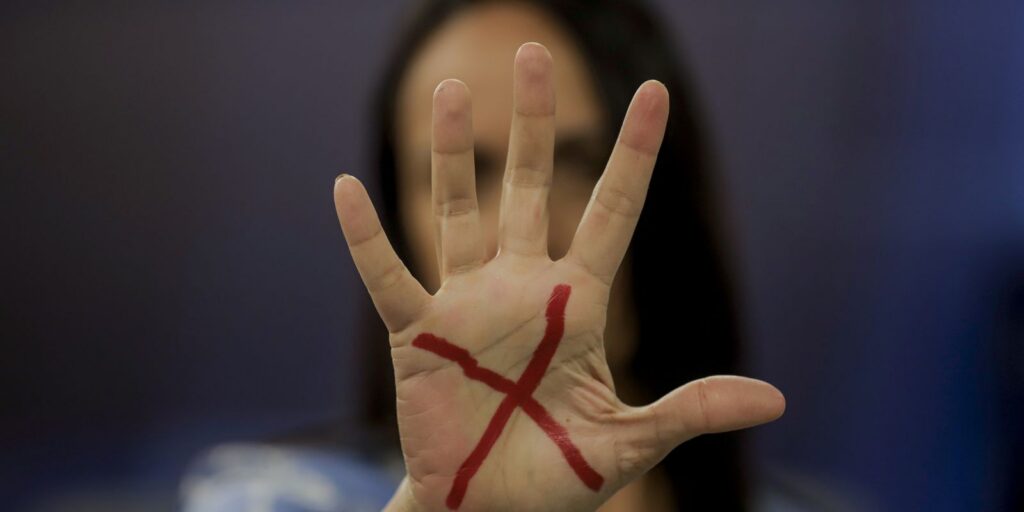 Ligue 180 pode ser obrigatório em notícias de violência contra mulher