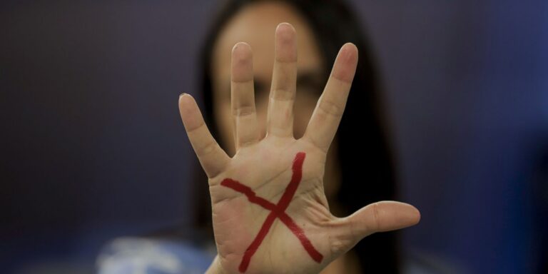 Ligue 180 pode ser obrigatório em notícias de violência contra mulher