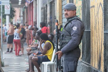 São Paulo (SP), 14/02/2026 - Policiamento durante passagem do Desfile do Bloco. G Treme Mon Amour, no bairro da Bela Vista.  
Foto: Paulo Pinto/Agência Brasil